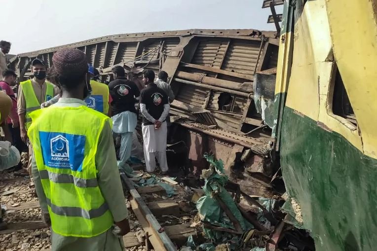 More than dozen killed in train accident in Pakistan