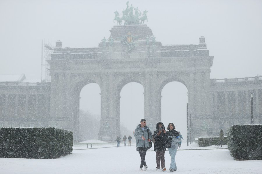 Heavy snowfall, freezing rain wreak havoc across Europe