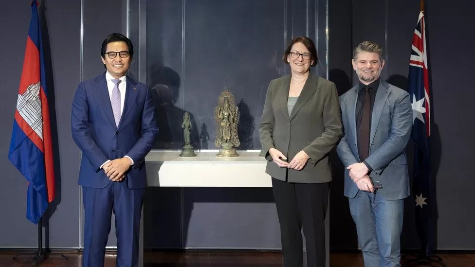 Australia's return of stolen artefacts 'rights a historical wrong'