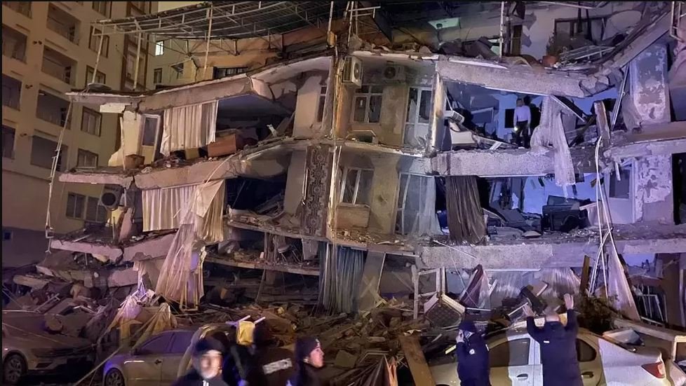 Turkey mobilizes after earthquakes kill over 900