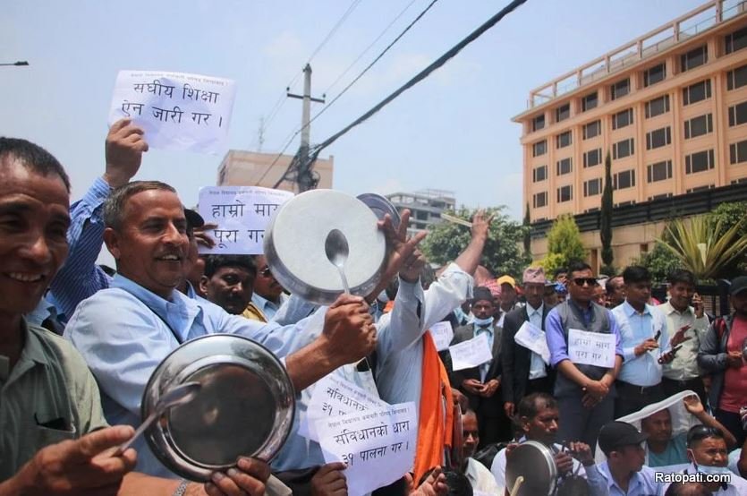 Public school employees protest by banging plates (with Pictures)