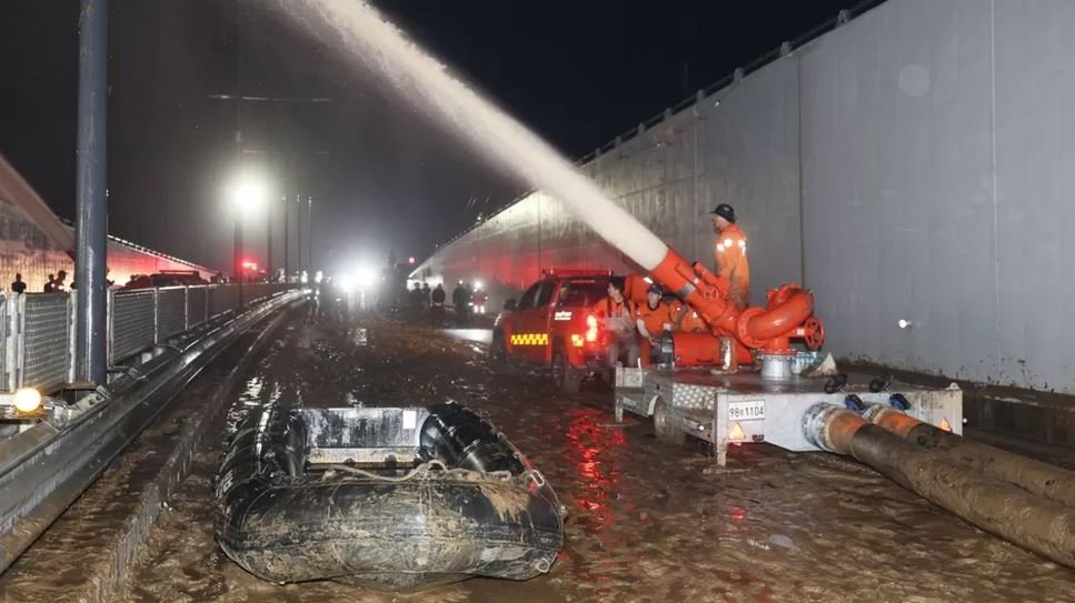 South Korea floods: Dozens die in flooded tunnel and landslides