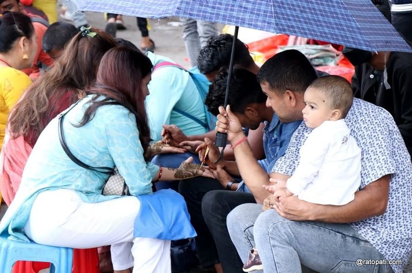 Saune Sombar: Mehendi craze in Pashupati