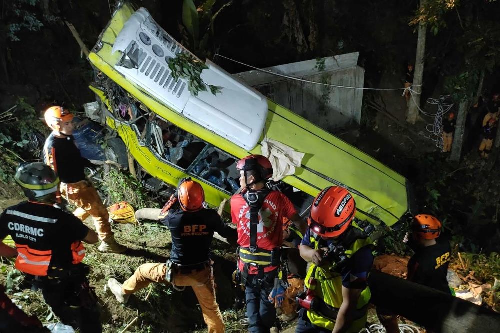 17 people killed in Philippines bus crash