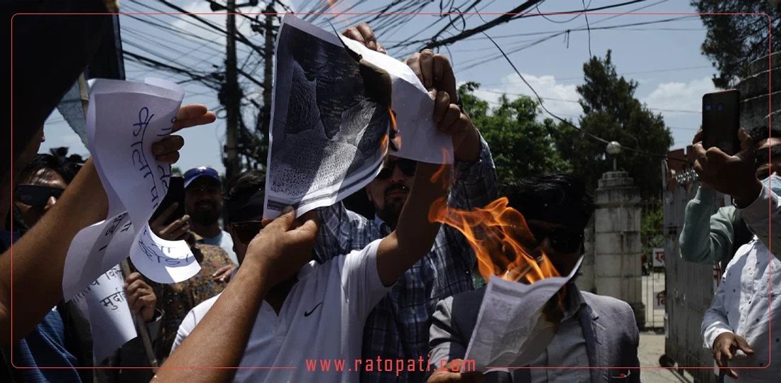 RPP youths burn United India map in front of Indian Embassy (with pictures)