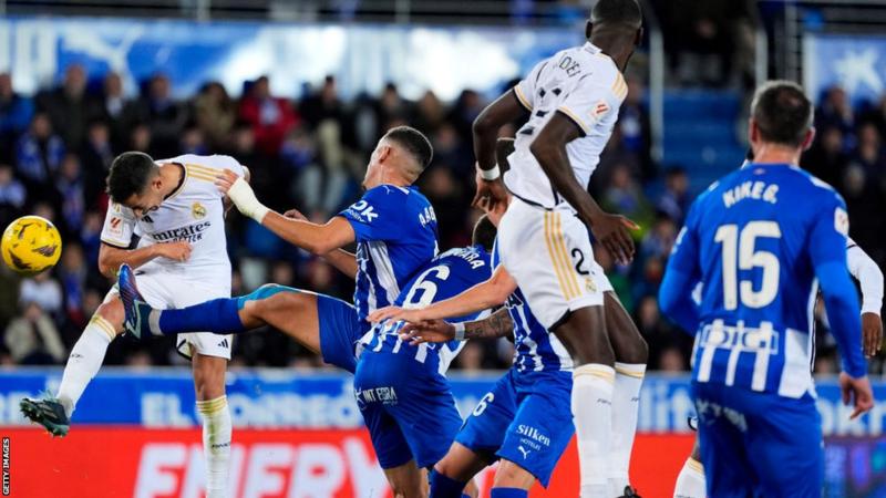 Ten-man Real Madrid beat Alaves to go top