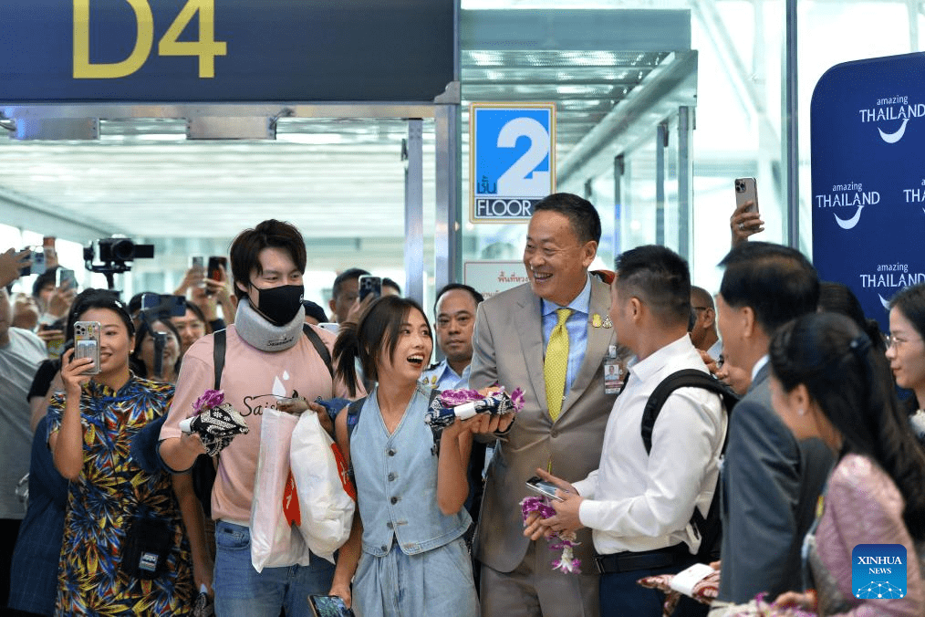 Thai PM greets arrival of Chinese tourists on inaugural visa-free day