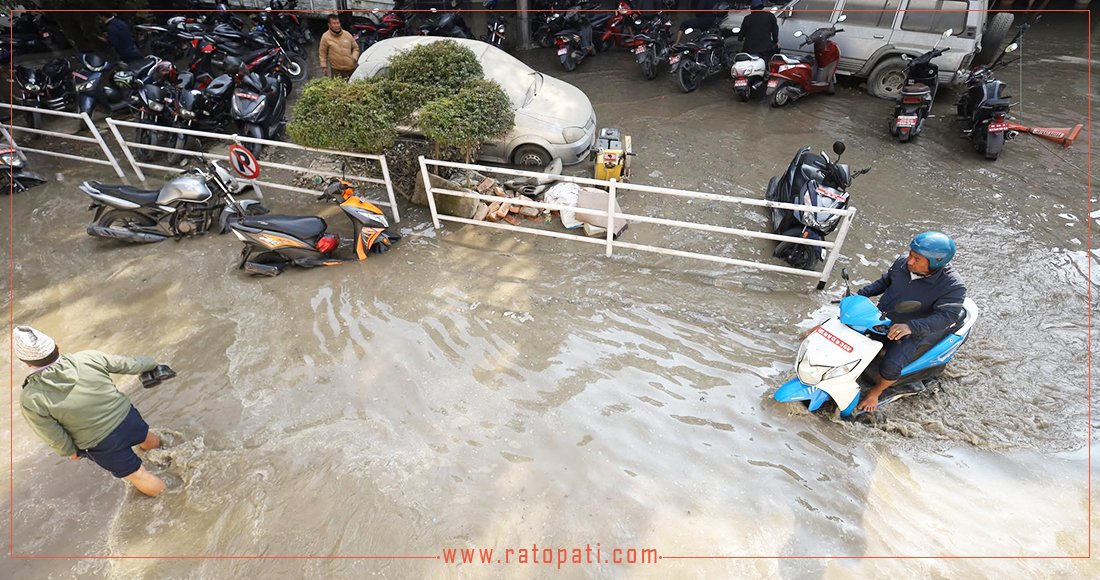 Water pipe burst floods government buildings in Babarmahal (photos)