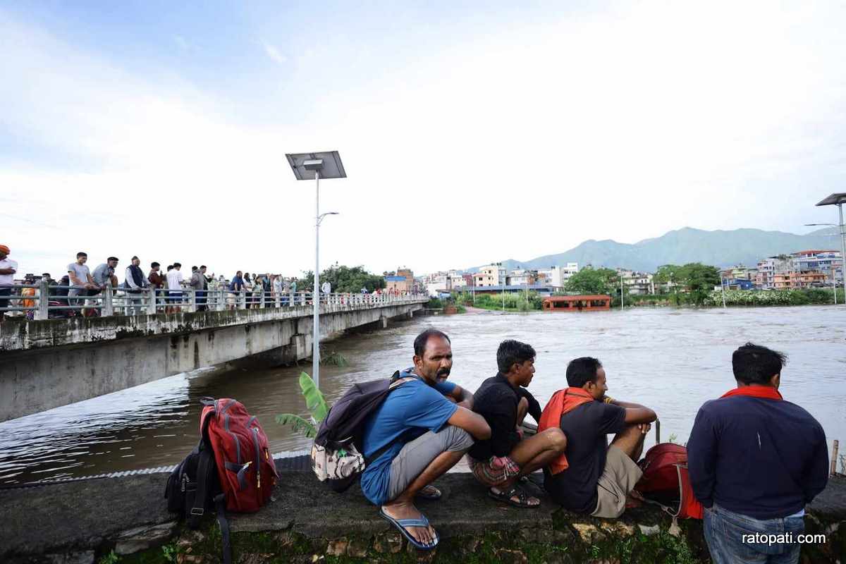 Dead body found stuck under Balkhu bridge