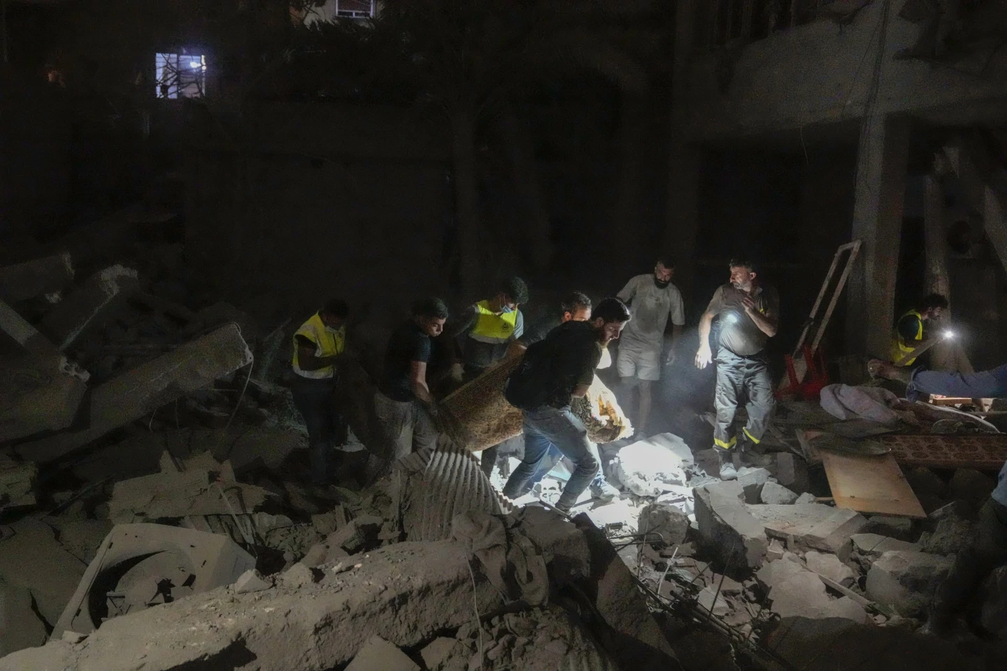 At least 22 killed in airstrikes in central Beirut