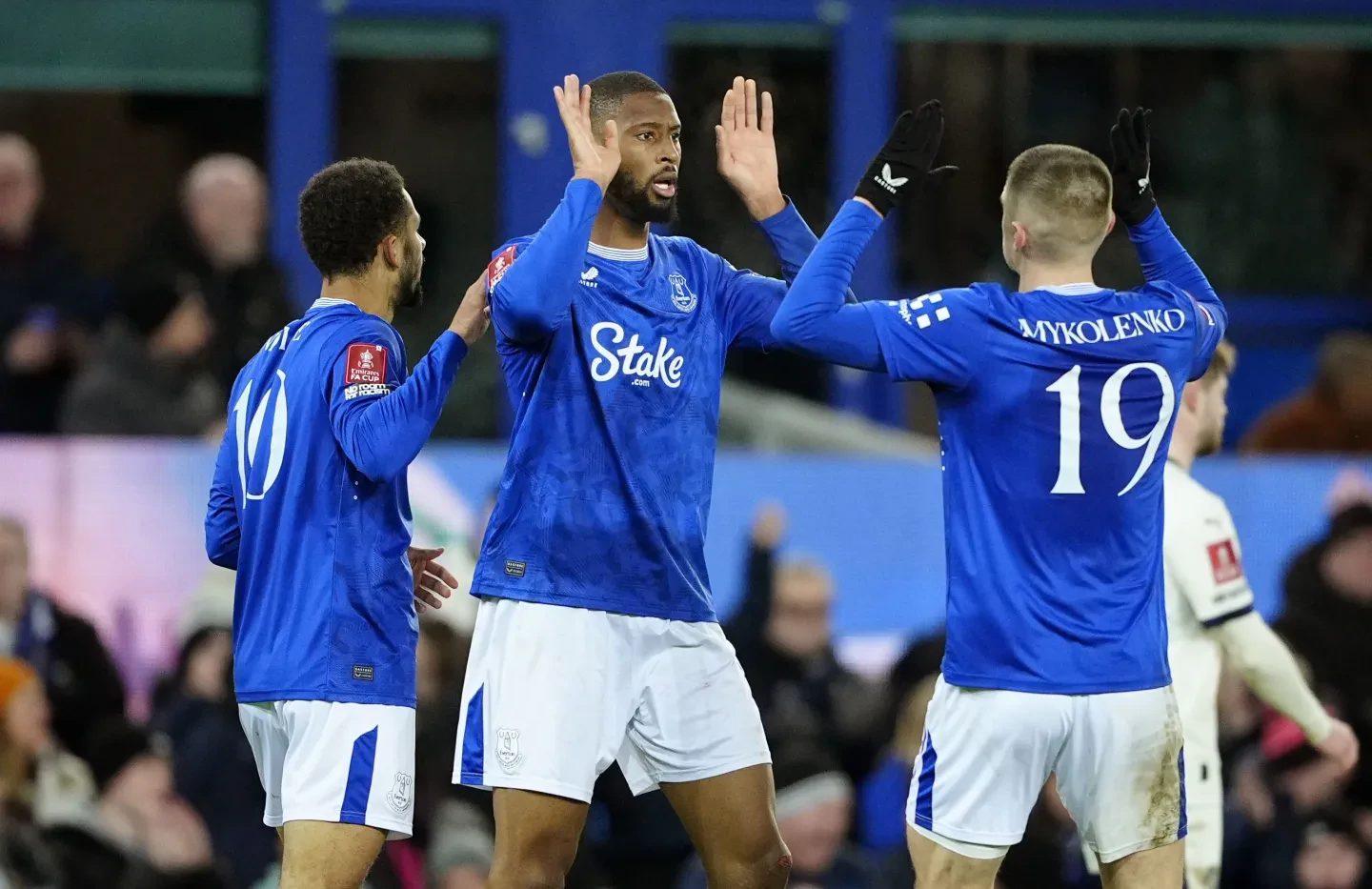 Everton advances in FA Cup after Dyche’s firing and Fulham also wins