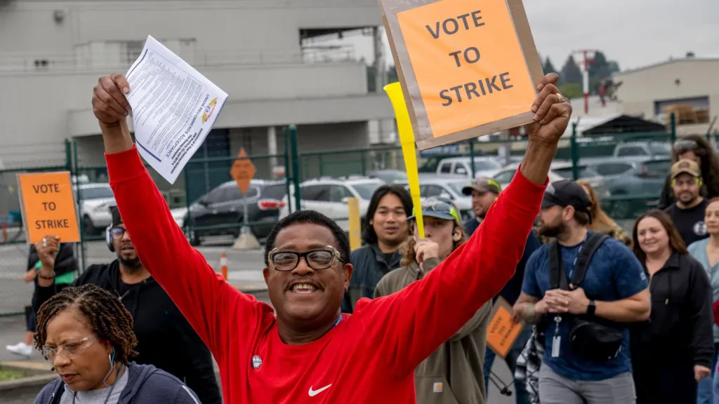 Boeing workers to strike as 25% pay rise rejected