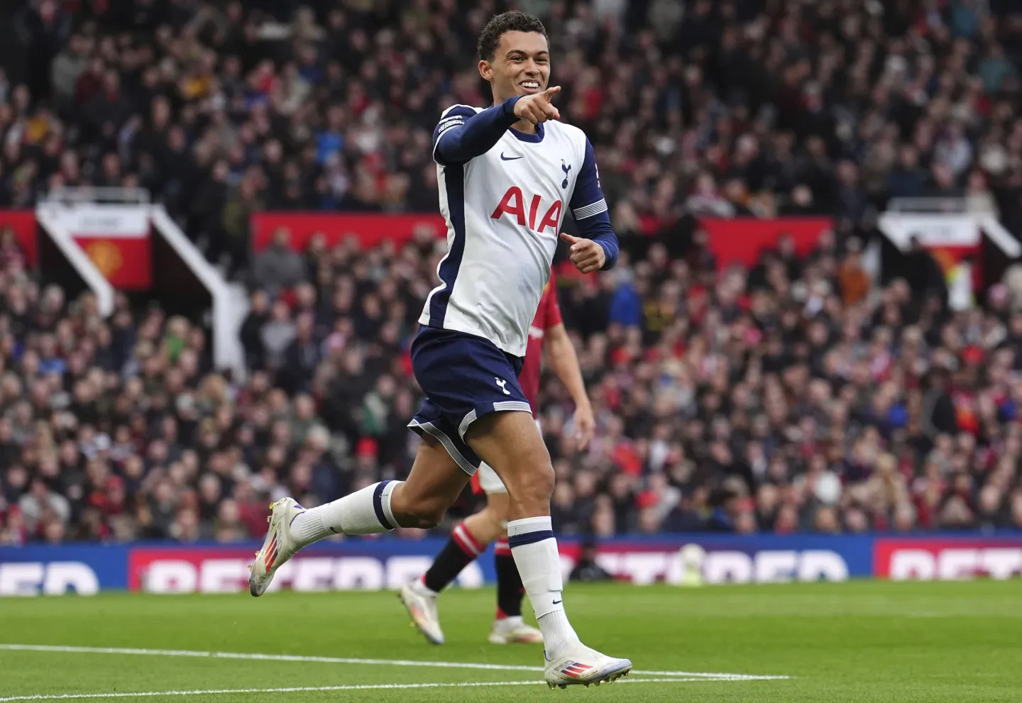 Tottenham thrashes Man Utd 3-0; Aston Villa and Ipswich have 2-2 draw