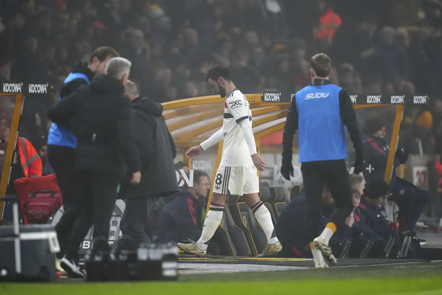 Bruno Fernandes sent off again for Man United in 2-0 loss at Wolves