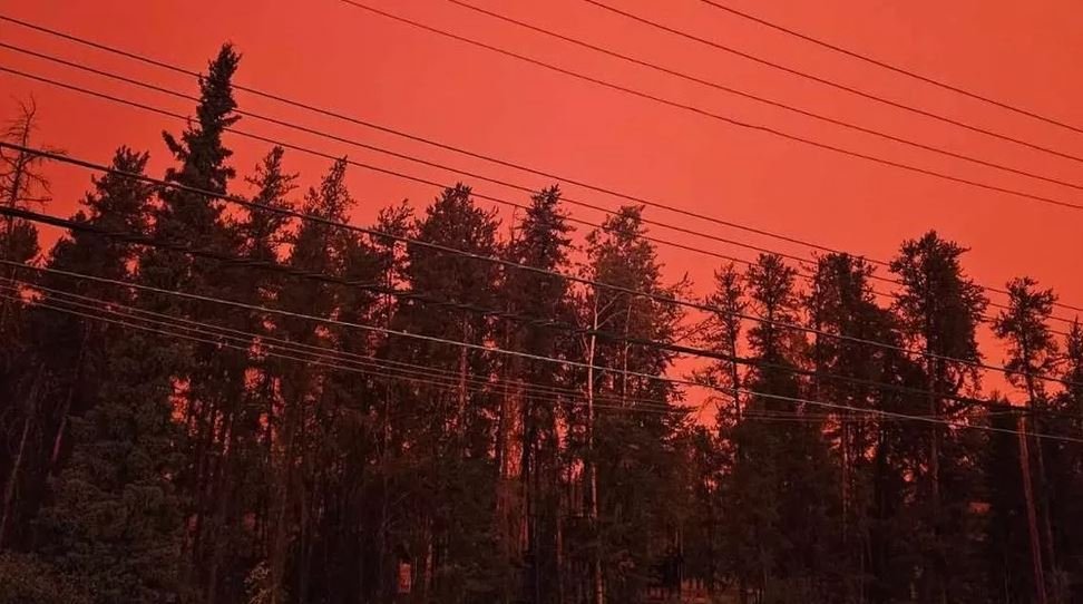 Canada wildfire: Race to evacuate city as blaze approaches