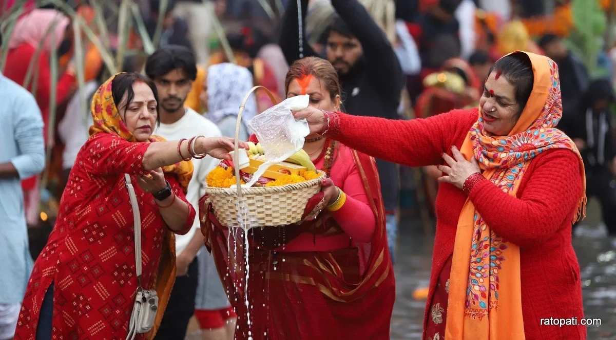 Photo Feature: Chhath festival concludes with offering of Arghya to rising sun