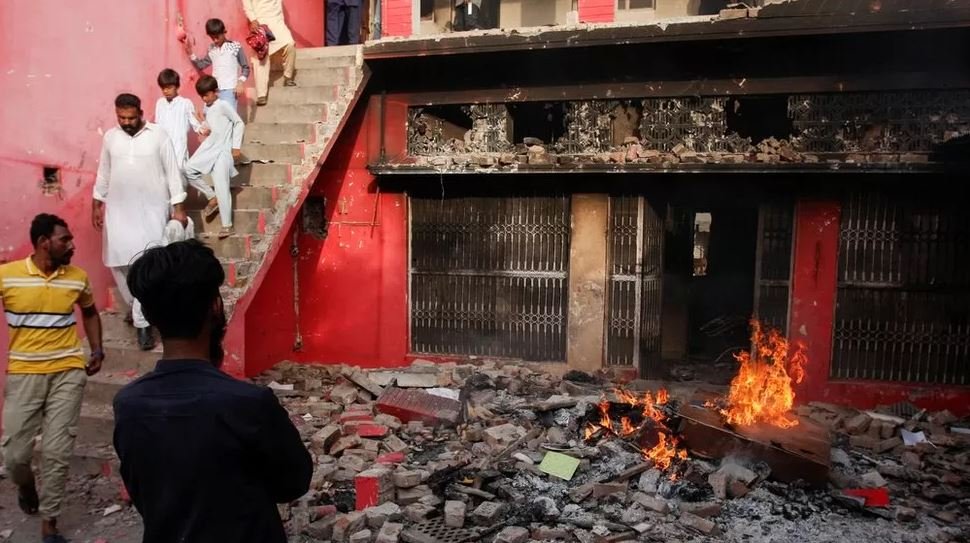 146 arrested after mob burns churches in Pakistan