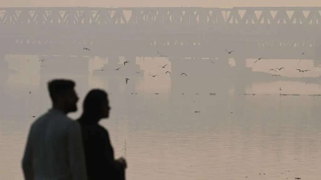 Delhi chokes as air pollution turns 'severe'