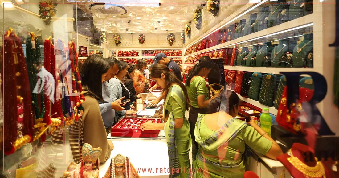 In pictures: Crowds gather in markets on Dhanteras