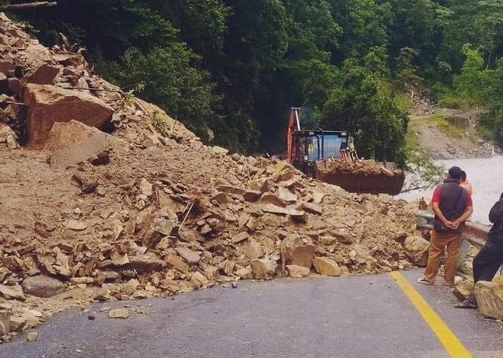 Dry landslide blocks Prithvi Highway