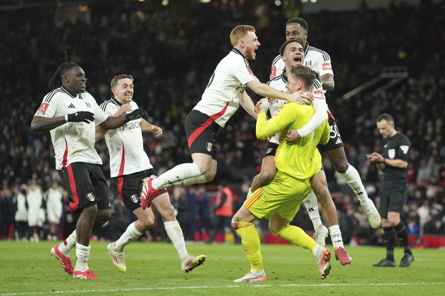 Man United crashes out of FA Cup