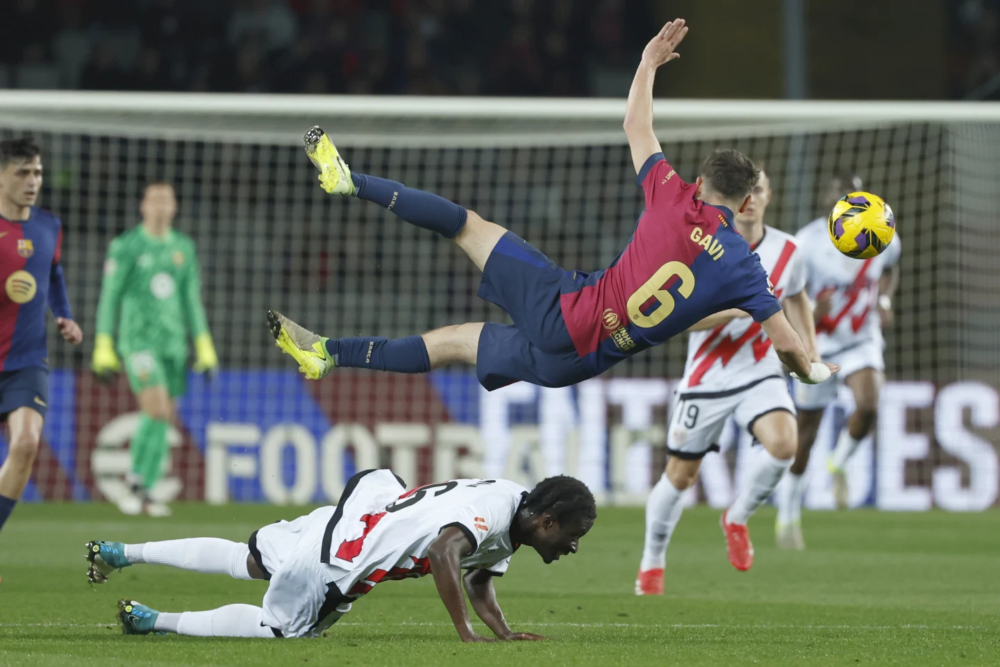 Barcelona returns to top of La Liga with 1-0 win over Rayo Vallecano