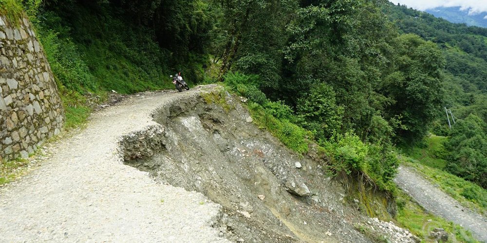 Ghodepani roadway obstructed