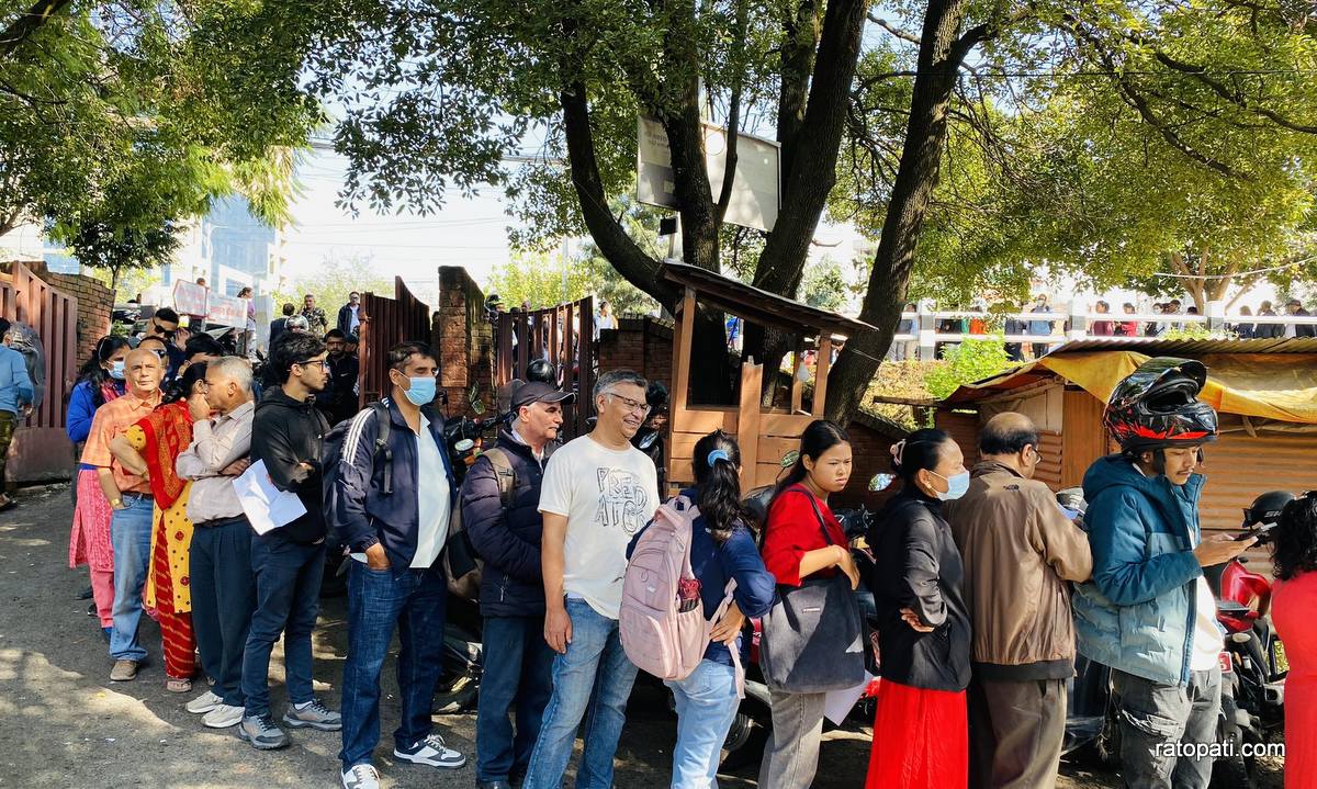 In pictures: People queue up to buy gold coins at NRB