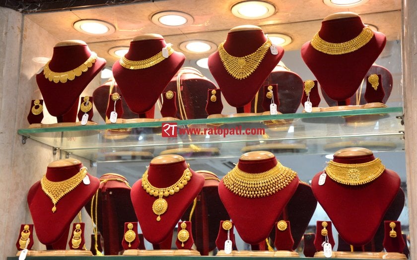 Gold price increases by Rs 300 per tola