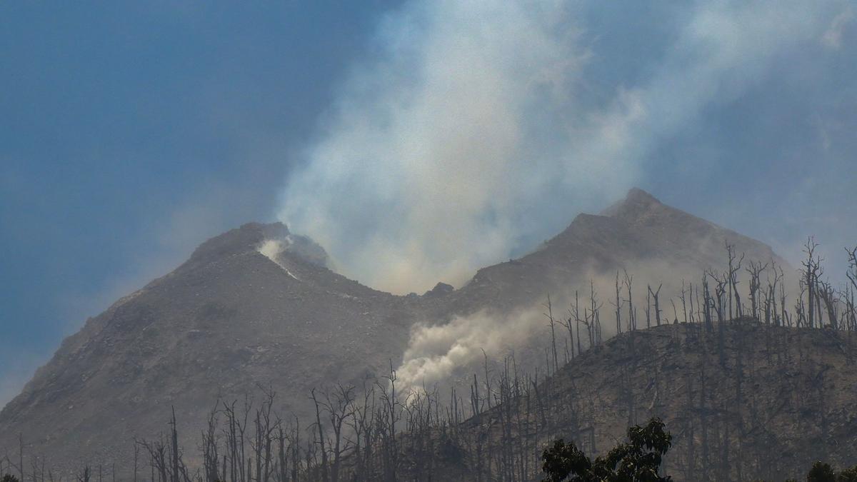 Indonesia volcano eruption kills 10, sets houses aflame