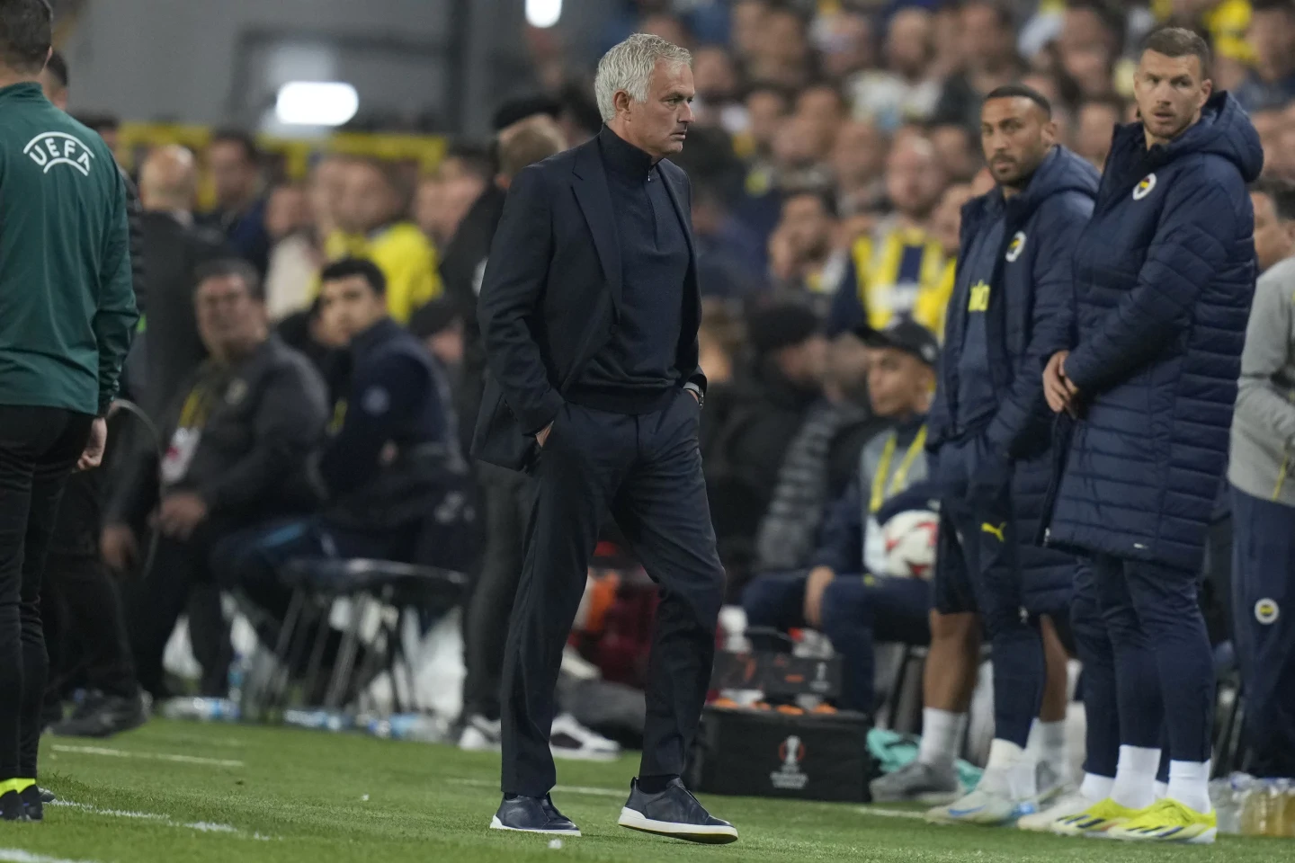 Mourinho gets red card as Fenerbahce holds Man United to 1-1 draw