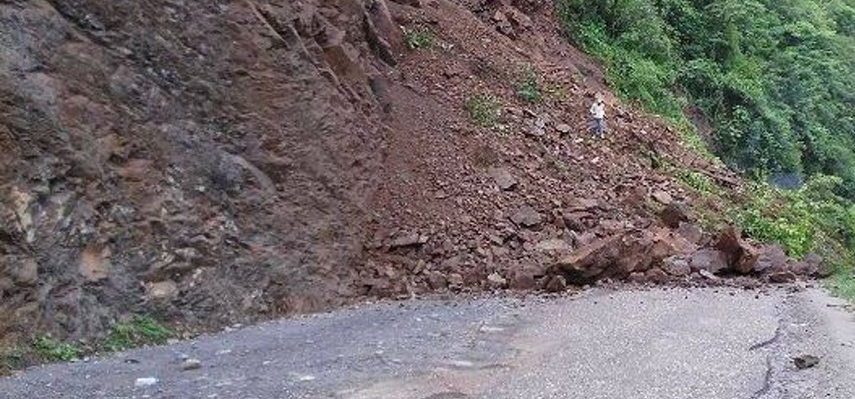 Landslide blocks Kaligandaki Highway