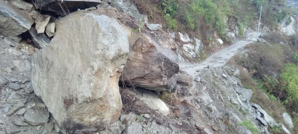 Dry landslide obstructs Khandbari-Kimathanka road