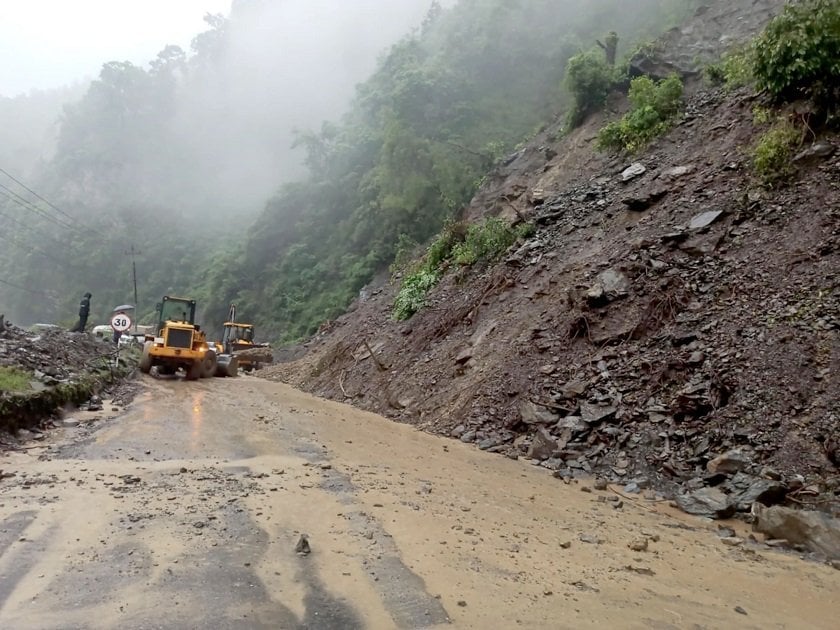 Road collapse at Krishna Bhir: Traffic limited to one-way