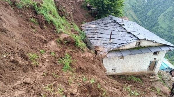 Landslide displaces 13 families