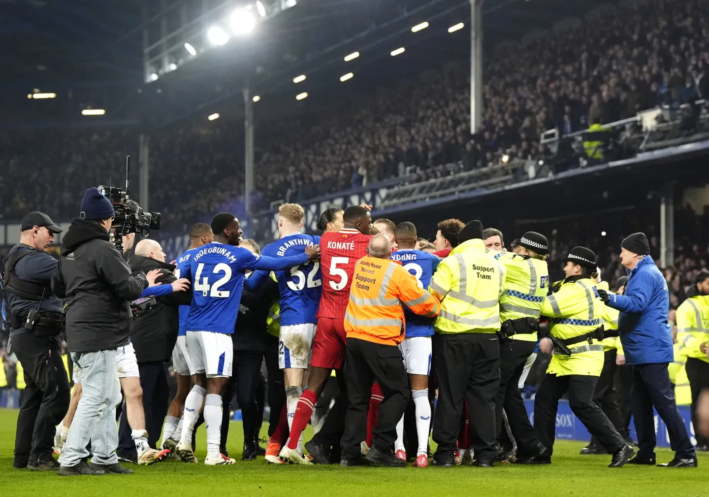 Liverpool manager Arne Slot one of four people sent off in wild finish to Merseyside derby