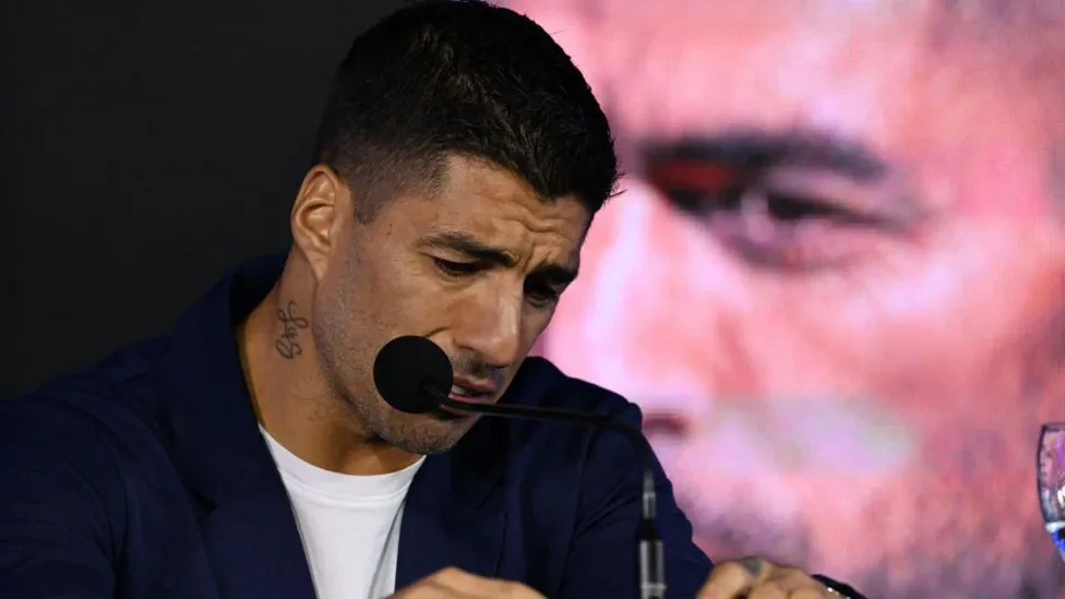 Emotional Suarez announces Uruguay retirement