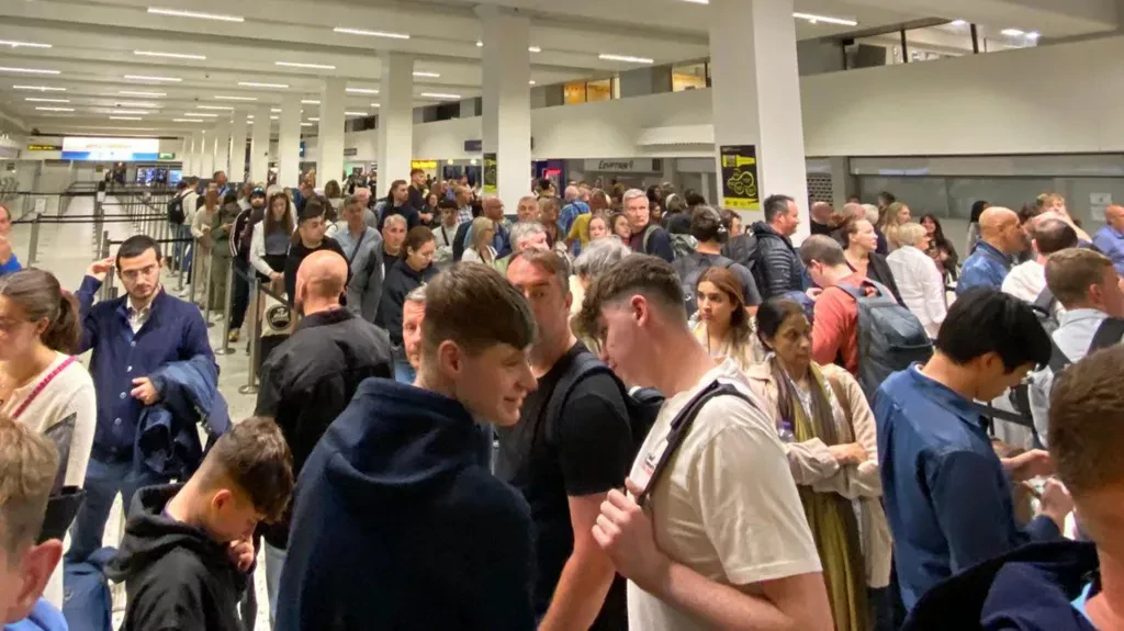 Passengers told to stay away after major airport power cut