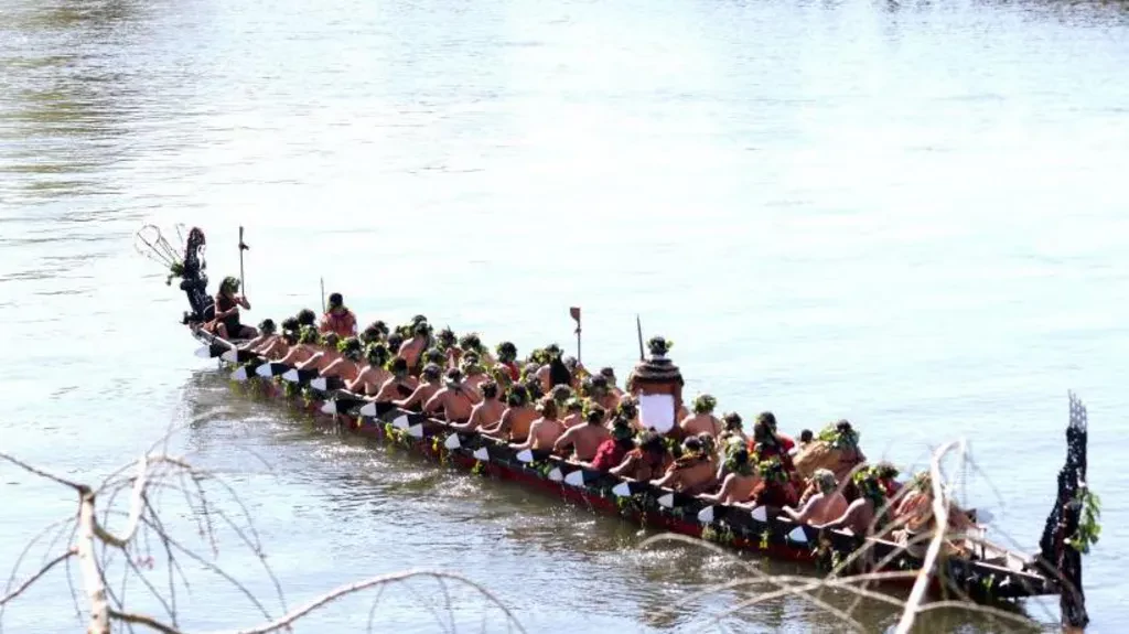 New Māori queen crowned as her father is buried