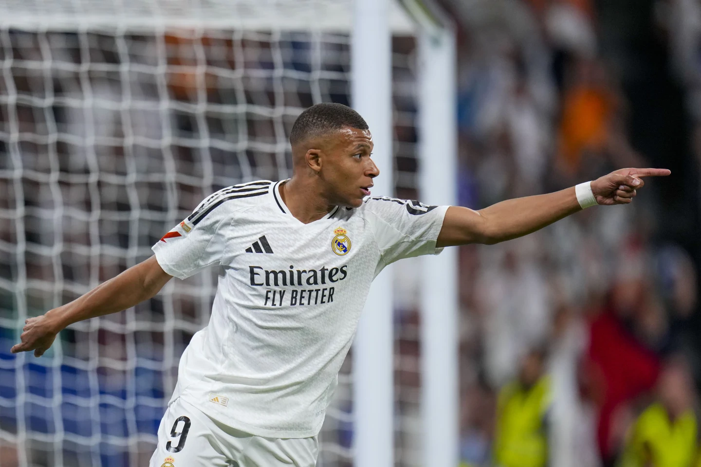 Mbappé scores as Real Madrid beats Alaves 3-2