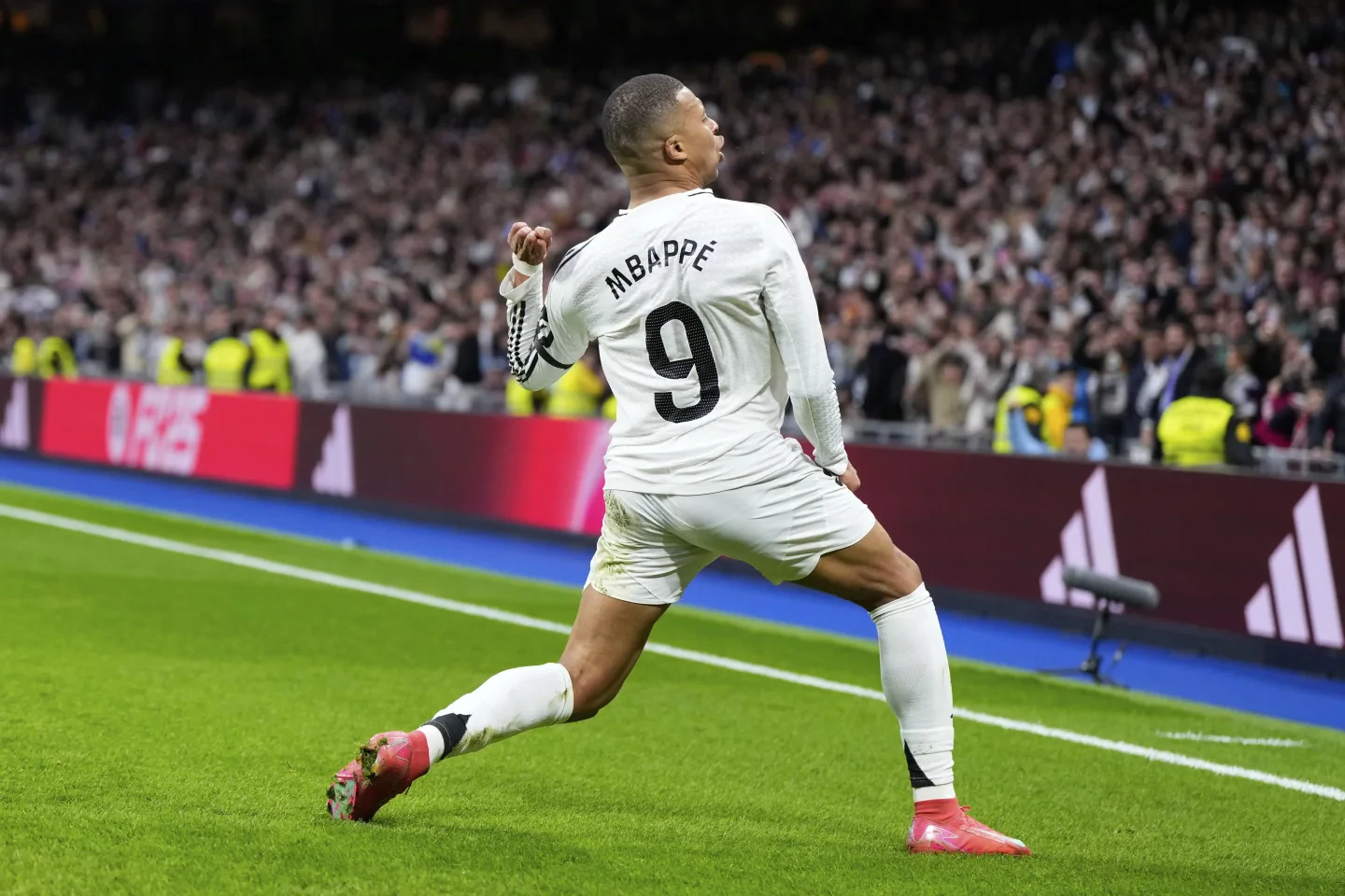 La Liga: Mbappé and Vinícius score as Real joins Barca at top