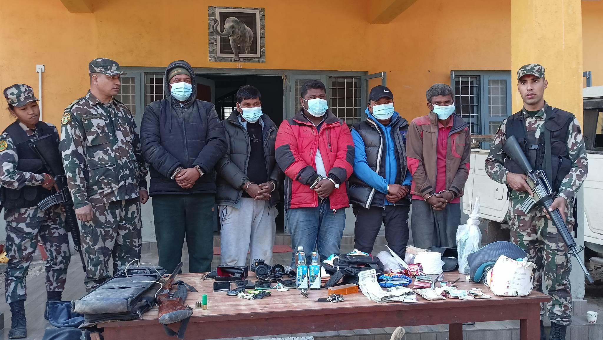 5 poachers arrested with vehicle, weapons and cash from Parsa National Park