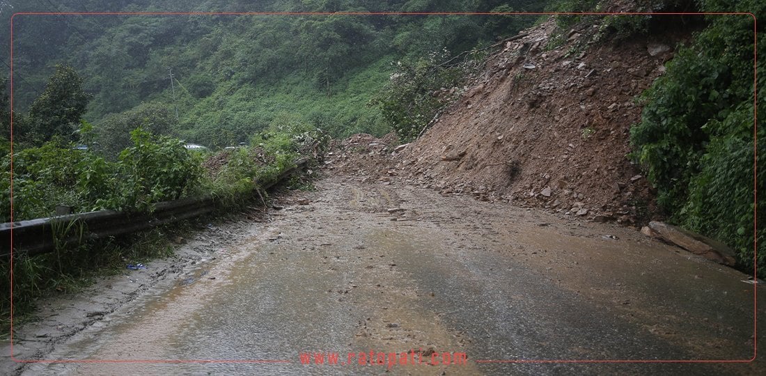 Nagdhunga landslide halts traffic (Photos)