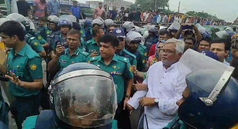 Bangladesh police clash with protesters blockading capital