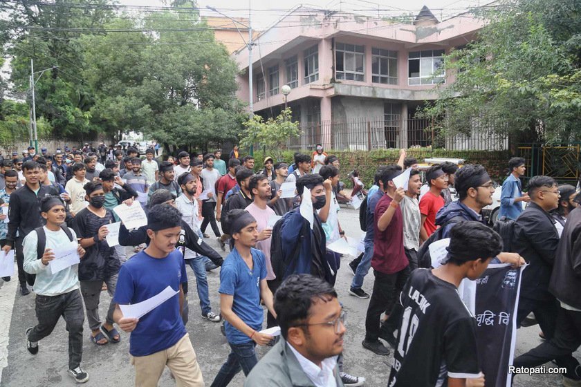 Engineering Students Protest Fee Hike (With Pics)