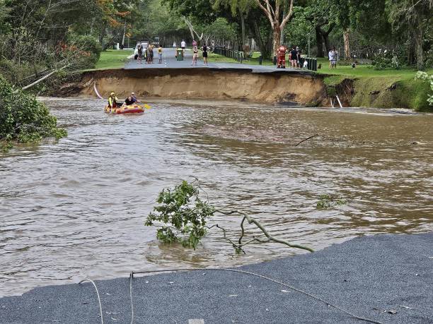 Thousands flee homes as floods hit Australia