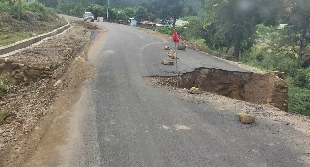 Dry landslide obstructs Rapti Highway