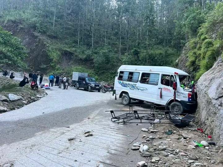 16 injured in Salyan accident