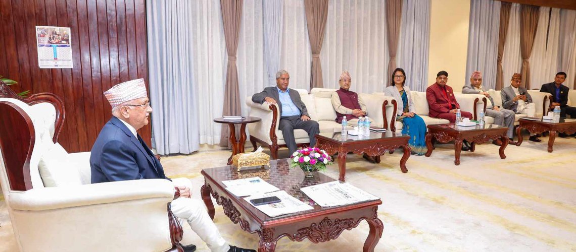 Meeting of ruling coalition begins late