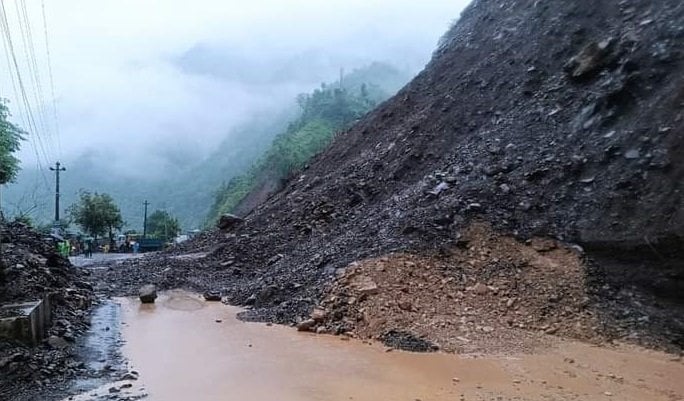 Landslides obstruct a dozen of roads